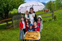 ببینید؛ غذای روستایی در اوکراین؛ پخت اشترودل سیب توسط مادر روستایی در طبیعت