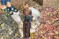 (ویدئو) فرآیند جالب بازیافت دمپایی پلاستیکی کهنه برای ساخت دمپایی جدید در پاکستان