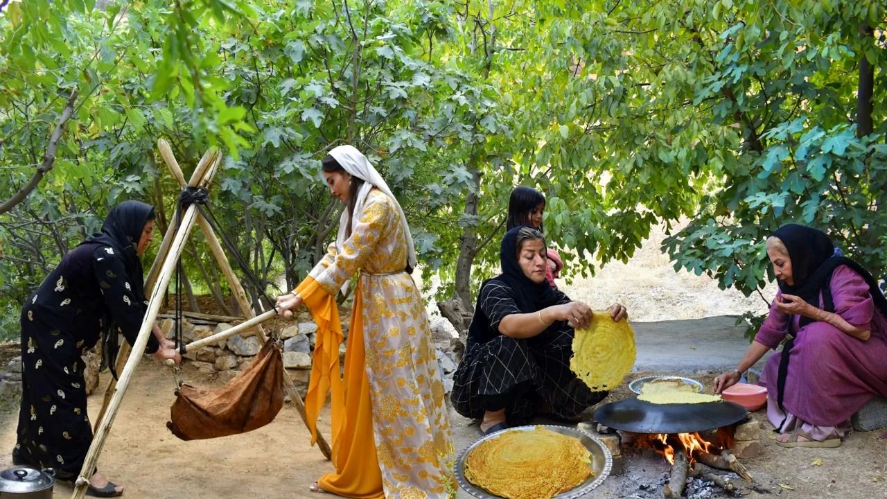 (ویدئو) پخت نان سنتی شلکینه با کره محلی روی ساج توسط خانواده روستایی کردستانی