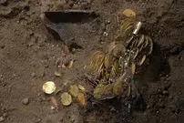 گنج 400 سالۀ سکّه‌های طلا از زیر «محراب کلیسا» بیرون آمد