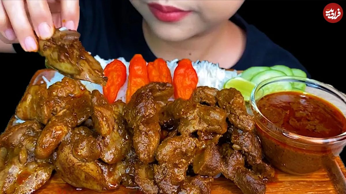 (ویدئو) خوردن متفاوت 2 کیلوگرم چلو جگر و سنگدان مرغ توسط دختر مشهور تایلندی