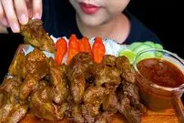 (ویدئو) خوردن متفاوت 2 کیلوگرم چلو جگر و سنگدان مرغ توسط دختر مشهور تایلندی