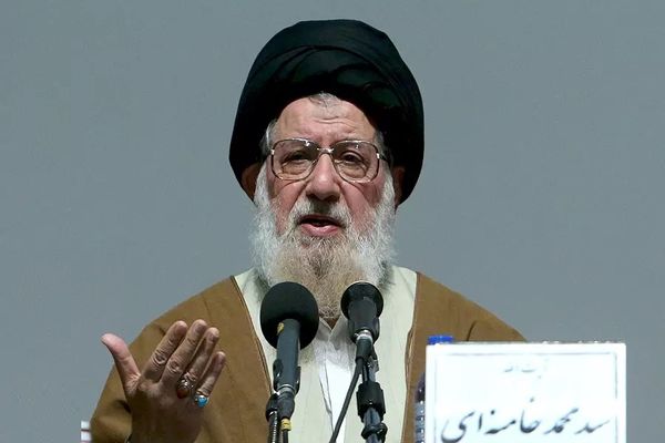 عکس؛ سفر به تاریخ؛ گفتگوی «رهبر انقلاب» با برادر بزرگترشان «سید محمد خامنه‌ای» در یک مراسم؛ سال 92