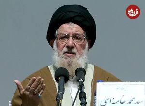 عکس؛ سفر به تاریخ؛ گفتگوی «رهبر انقلاب» با برادر بزرگترشان «سید محمد خامنه‌ای» در یک مراسم؛ سال 92