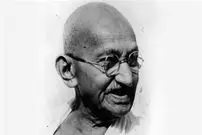 عکس| سفر در زمان؛ «ماهاتما گاندی» مشغول خوردن غذا در خانه اش بعد آزادی از زندان؛ سال 1302