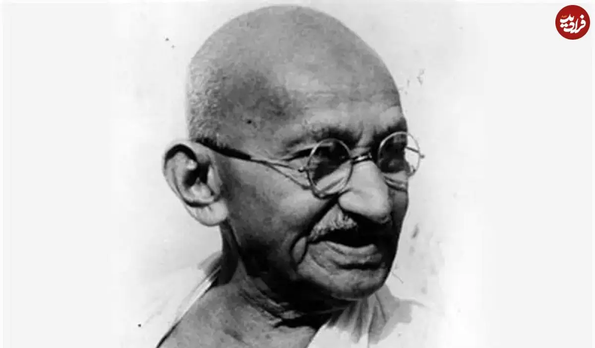 عکس| سفر در زمان؛ «ماهاتما گاندی» مشغول خوردن غذا در خانه اش بعد آزادی از زندان؛ سال 1302