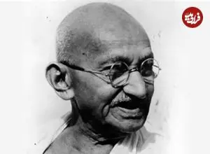 عکس| سفر در زمان؛ «ماهاتما گاندی» مشغول خوردن غذا در خانه اش بعد آزادی از زندان؛ سال 1302