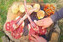 ببینید؛ غذای روستایی در انگلیس؛ پخت استیک روی سنگ داغ به روش باستانی