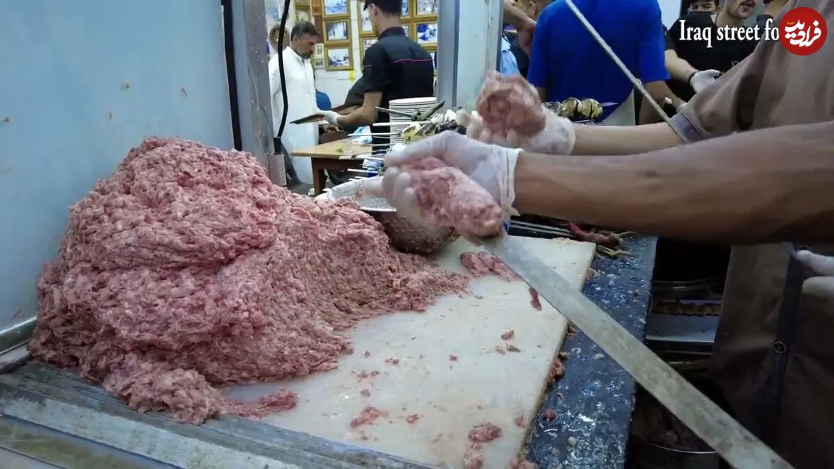 (ویدئو) غذای خیابانی در کربلا؛ فرآیند آماده کردن گوشت چرخ کرده و کباب کوبیده