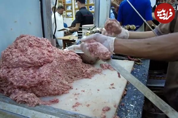 (ویدئو) غذای خیابانی در کربلا؛ فرآیند آماده کردن گوشت چرخ کرده و کباب کوبیده