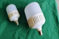 (ویدئو) فرآیند تعمیر لامپ LED بزرگ قدیمی در خانه به روش برقکار مراکشی