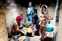 ببینید؛ غذای روستایی در افغانستان؛ پخت پلو مخلوط با سبزیجات در غار 