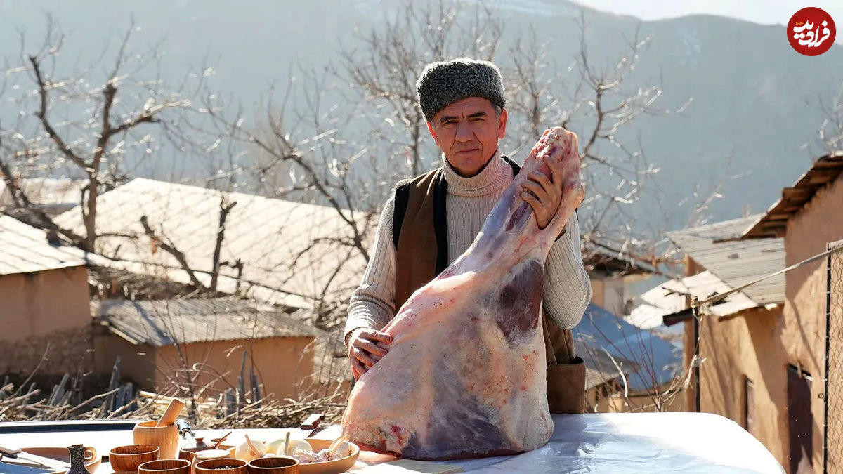 (ویدئو) کباب کردن ران بزرگ گاو در تنور به روش آشپز روستایی ازبکستانی