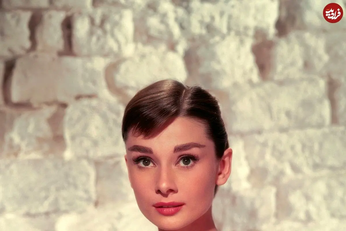 عکس| سفر در زمان؛ «آدری هپبورن 21 ساله» در حال قدم زدن با مادرش در رم؛ سال 1328