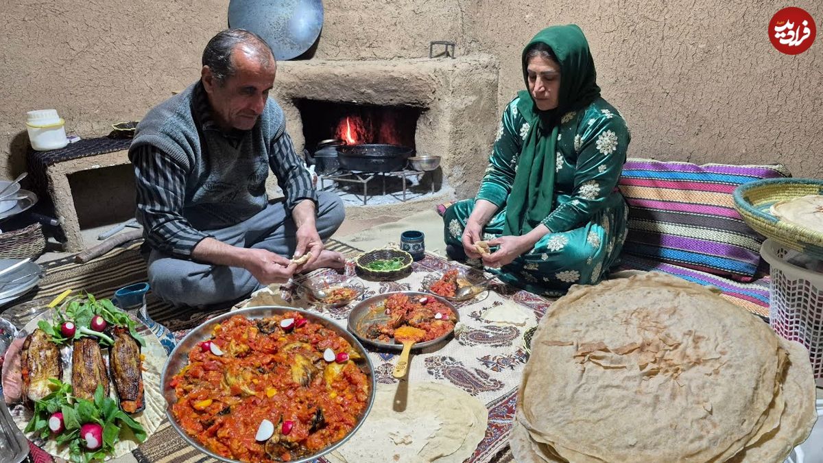ببینید؛ غذای روستایی در ایران؛ پخت خوراک گوجه و بادمجان و نان تازه