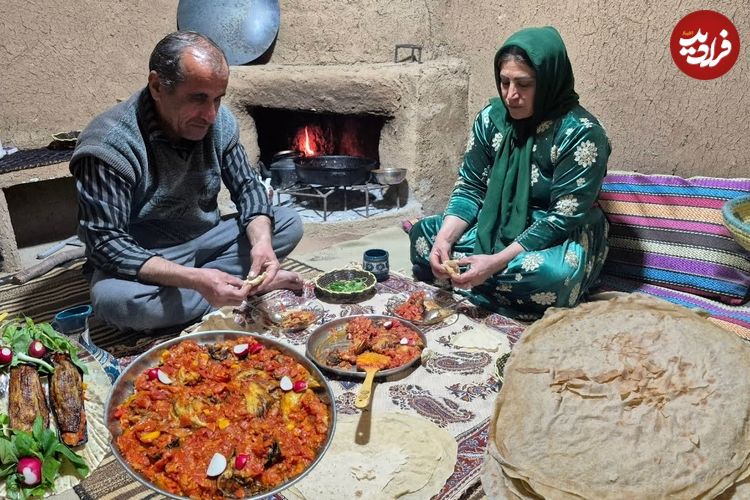 ببینید؛ غذای روستایی در ایران؛ پخت خوراک گوجه و بادمجان و نان تازه