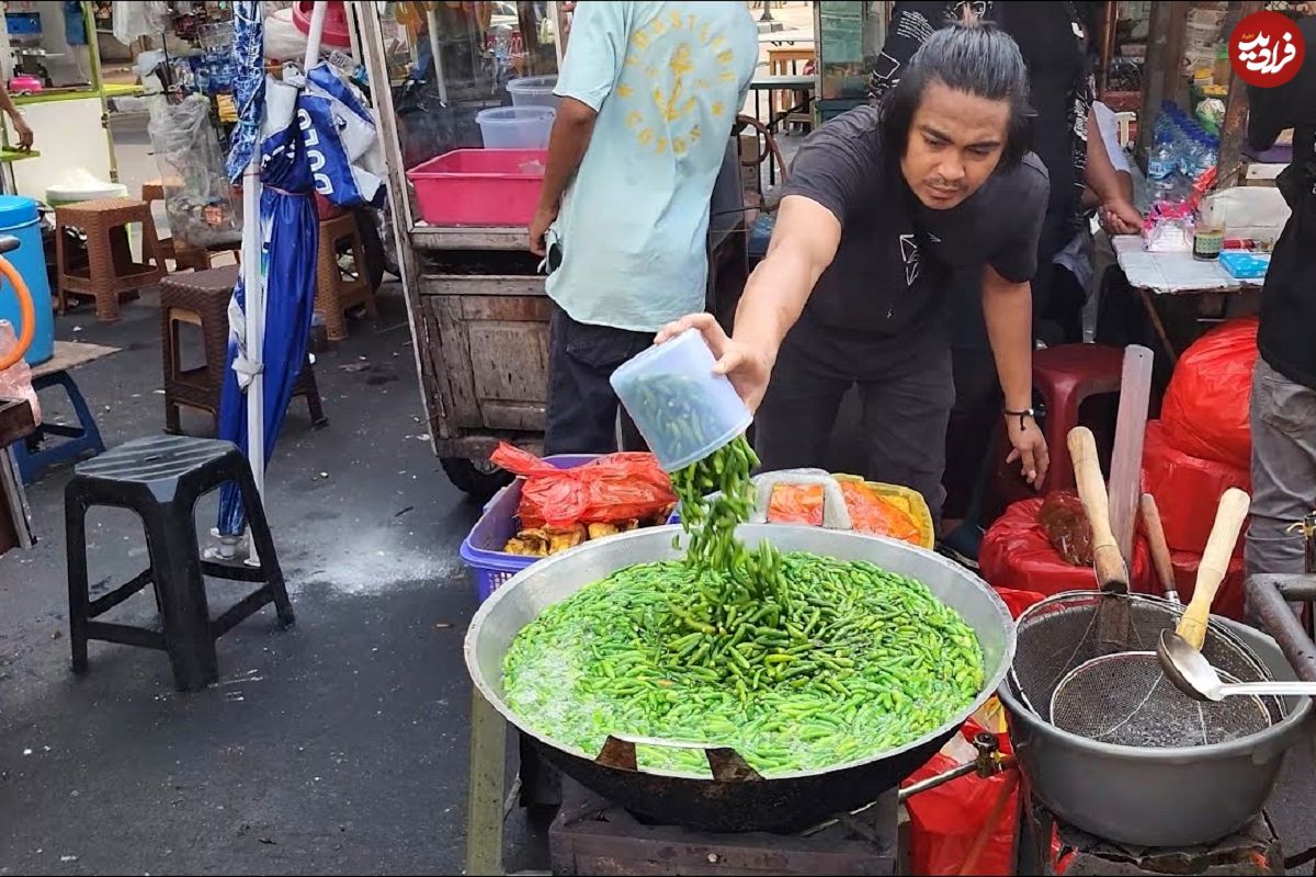 (ویدئو) غذای خیابانی در اندونزی؛ این مرد جوان محبوب ترین ایام پینت را در اندونزی می فروشد!