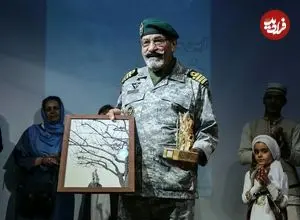 عکس| سفر در زمان؛ «ناخدا صمدی» در میان کلاه سبزهای ارتش؛ اواخر دهه 50
