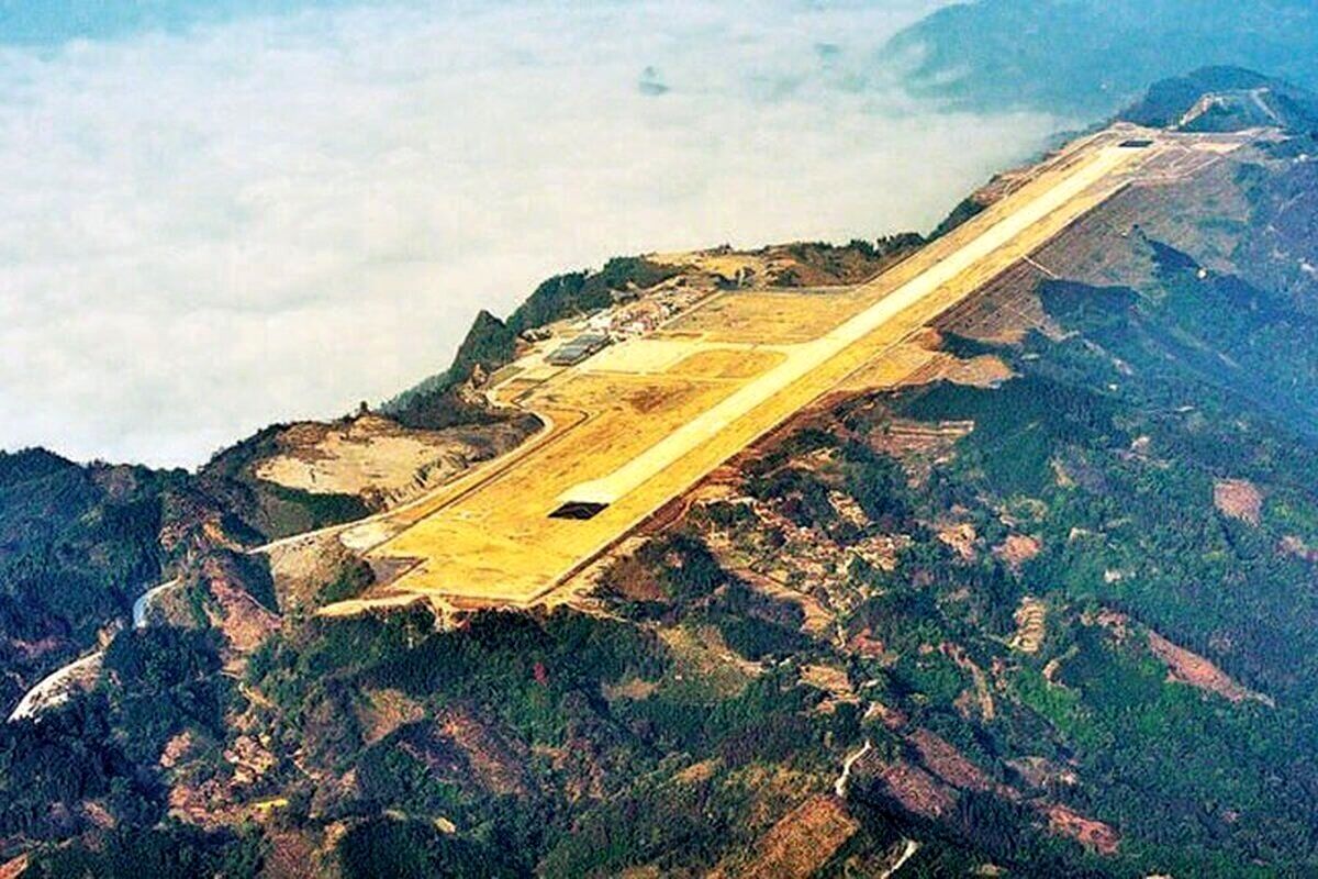 (ویدیو) تصاویر دیدنی‌ ساخت فرودگاه روی قله کوه در چین 