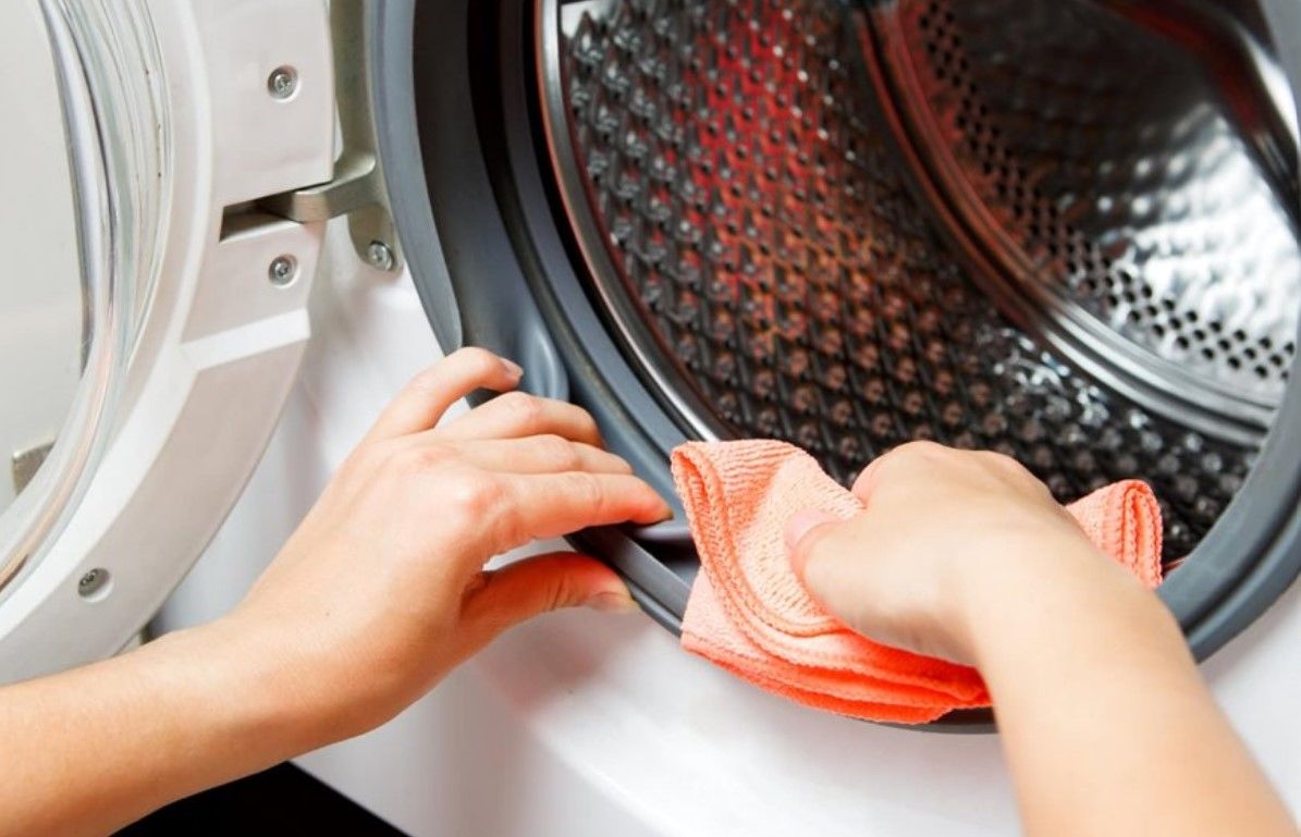 (ویدئو) با این ترفند ساده و سریع ماشین لباسشویی رو مثل روز اولش تمیز کن!