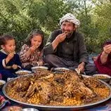 ببینید| غذای روستایی در افغانستان؛ طبخ کله پاچه و پخت نان در کنار رودخانه