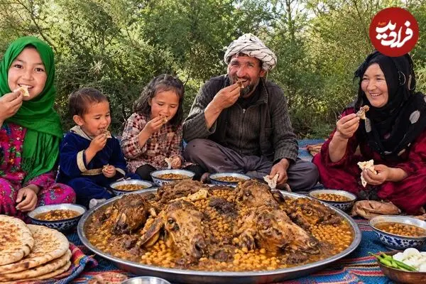 ببینید| غذای روستایی در افغانستان؛ طبخ کله پاچه و پخت نان در کنار رودخانه