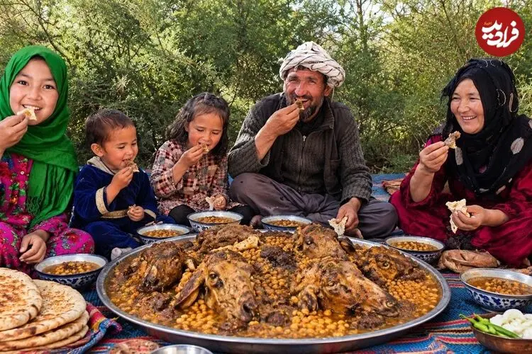 ببینید| غذای روستایی در افغانستان؛ طبخ کله پاچه و پخت نان در کنار رودخانه