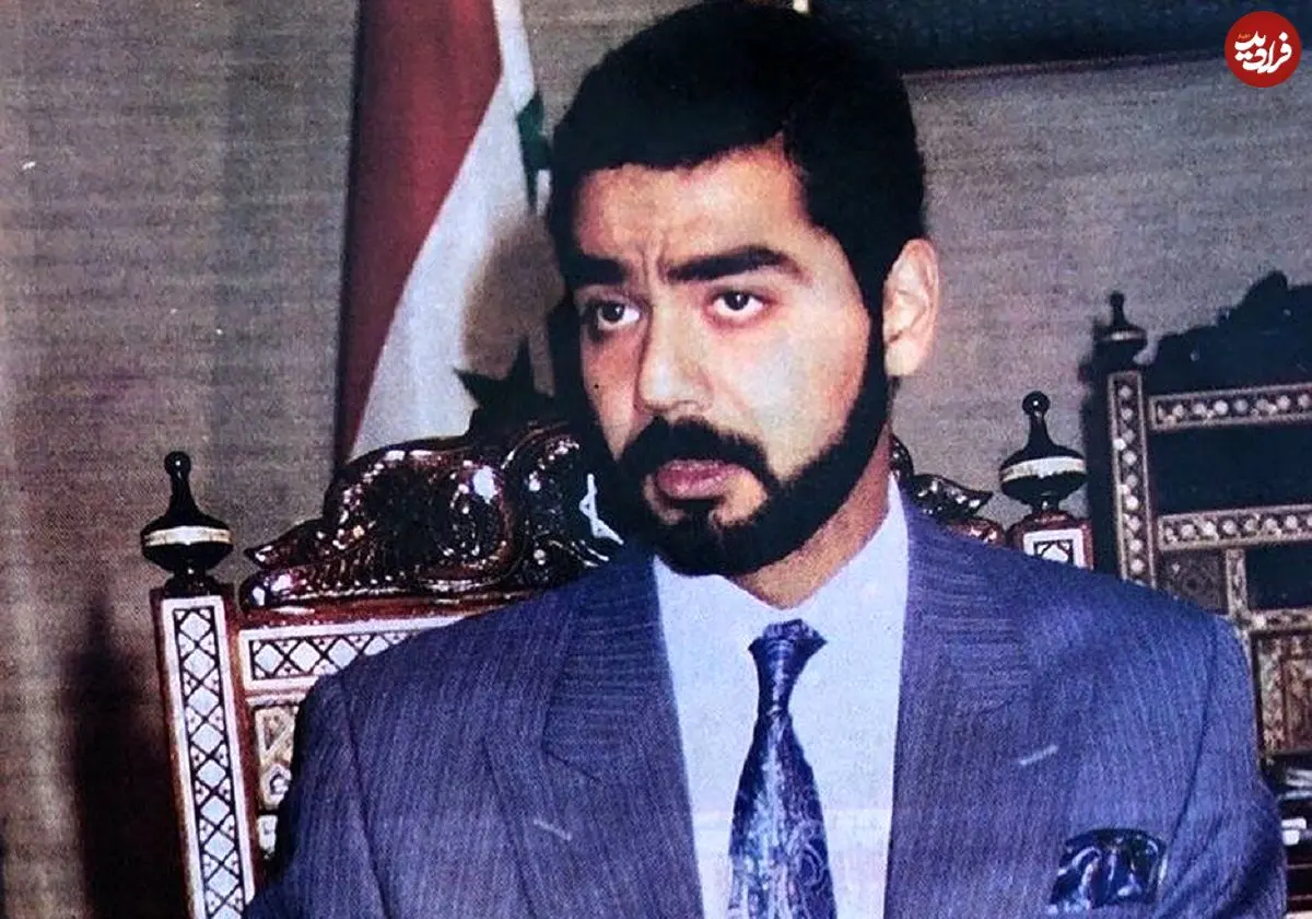 عکس| سفر در زمان؛ «عدی صدام حسین» در حال دریافت مدال شجاعت از پدرش؛ سال 1378