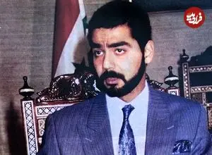 عکس| سفر در زمان؛ «عدی صدام حسین» در حال دریافت مدال شجاعت از پدرش؛ سال 1378