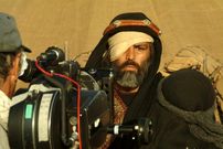 عکس؛ سفر به تاریخ؛ مرتب کردن لباس «مختار ثقفی» در کنار «مینی‎بوس» در پشت‌صحنه «مختارنامه»