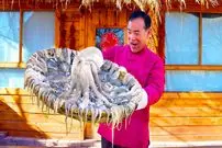 ببینید| غذای روستایی در چین؛ پخت یک غذای خاص با اختاپوس و فلفل 