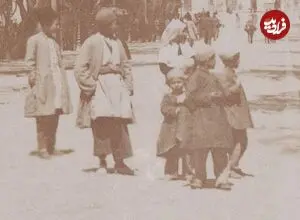 عکس| سفر زمان؛ کودکان تهرانی در خیابان باب همایون در دوران قاجار