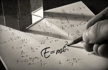 رمزگشایی از مشهورترین کشف اینشتین؛ معادله‌ای که جهان را تغییر داد