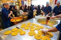 ببینید| غذای خیابانی در ایران؛ مراحل پخت سوهان در قم