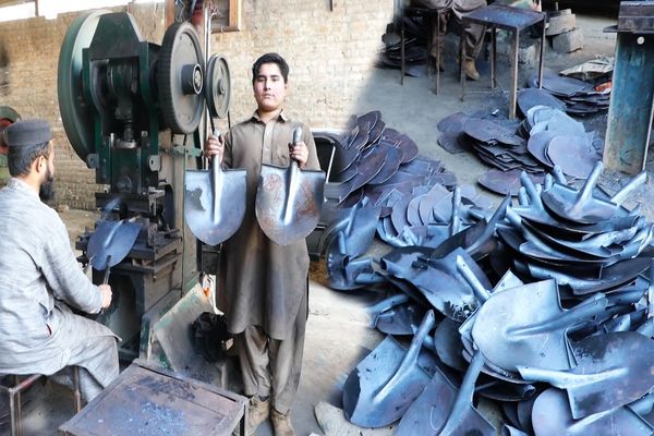 ببینید؛ مراحل دیدنی تولید انبوه بیل در کارگاهی در پاکستان