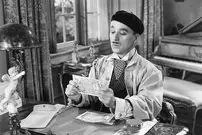 سفر در زمان؛ چارلی چاپلین: برای اولین بار در هتلی مجلل اقامت کردم، لباسی خوش‌دوخت پوشیدم و عصایی به دست گرفتم