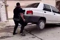 (ویدئو) بلند کردن یک پراید توسط یک ورزشکار به راحتی آب خوردن