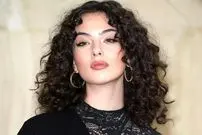 عکس| سفر در زمان؛ «دوا کَسل» دختر مونیکا بلوچی با تیپ کلاسیک در 21 سالگی