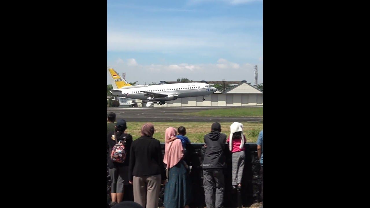 (ویدئو) صف کشیدن مردم اندونزی برای دیدن لحظه فرود بوئینگ 737