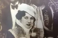 (عکس) سفر به تاریخ؛ «فوزیه و اسماعیل شیرین بیک» در حیاط منزل شان؛ سال 1328