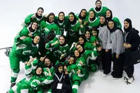  ببینید؛ دختران هاکی ایران مدال خود را به الهه حسین‌نژاد تقدیم کردند