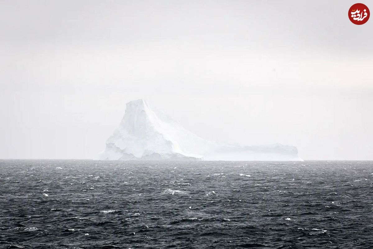 تصاویری خارق‌العاده از یک کوه یخ که شبیه «جواهر» است