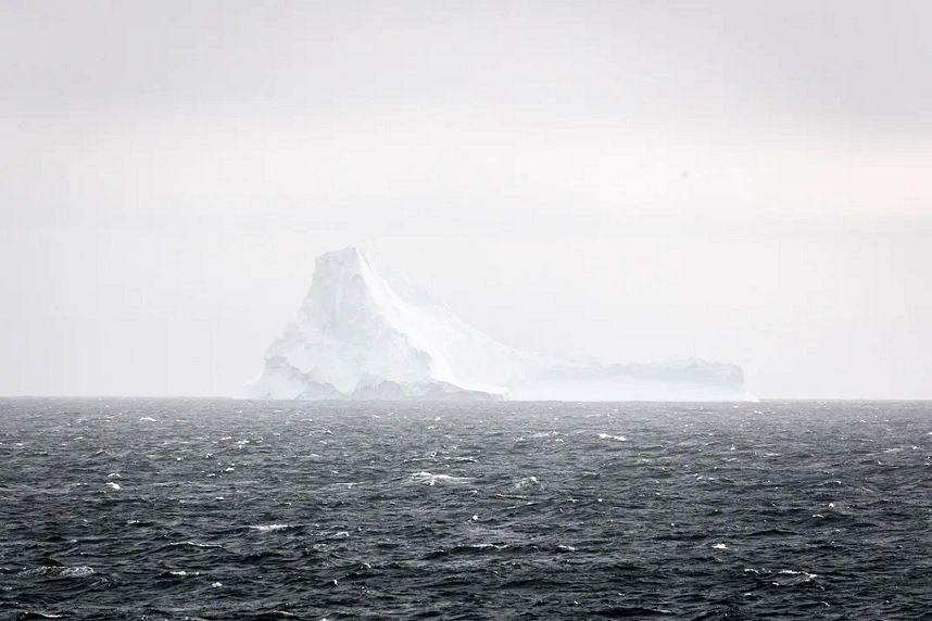 تصاویری خارق‌العاده از یک کوه یخ که شبیه «جواهر» است