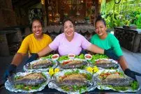 ببینید| غذای روستایی در سنگاپور؛ کباب ماهی در برگ موز روی آتش