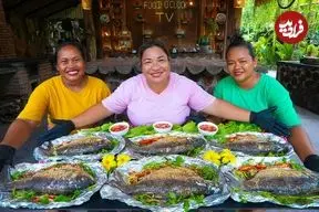 ببینید| غذای روستایی در سنگاپور؛ کباب ماهی در برگ موز روی آتش