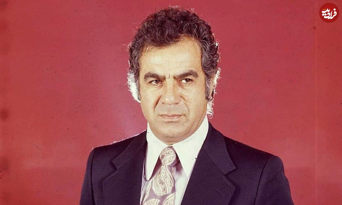 عکس| سفر در زمان؛ «ناصر ملک مطیعی» در نزدیکی خانه اش در انتهای خیابان شیراز شمالی؛ سال 59