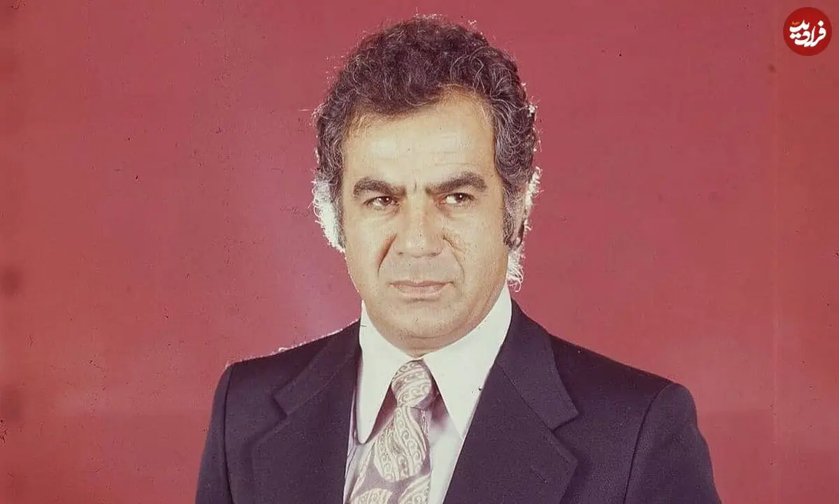 عکس| سفر در زمان؛ «ناصر ملک مطیعی» در نزدیکی خانه اش در انتهای خیابان شیراز شمالی؛ سال 59