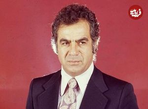 عکس| سفر در زمان؛ «ناصر ملک مطیعی» در نزدیکی خانه اش در انتهای خیابان شیراز شمالی؛ سال 59