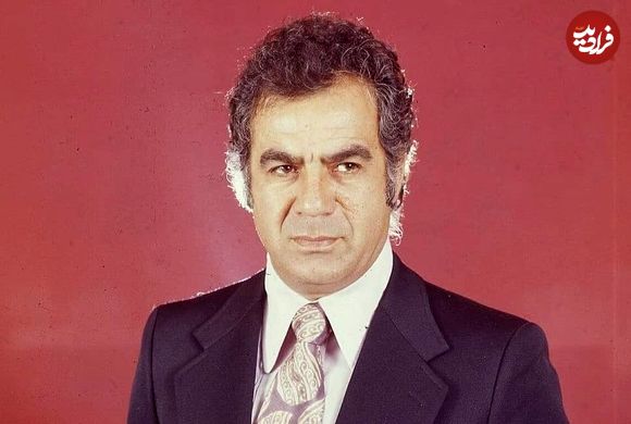 عکس| سفر در زمان؛ «ناصر ملک مطیعی» در نزدیکی خانه اش در انتهای خیابان شیراز شمالی؛ سال 59