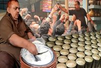 ببینید؛ غذای خیابانی در پاکستان؛ نحوه تهیه لاسی، نوشیدنی محبوب لاهوری ها